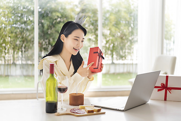 포토 JPG 주간 우먼라이프 응시 여자 와인잔 왕관 치즈 실내 한명 미소 들기 상반신 20대 성인 옆모습 선물상자 노트북 와인 한국인 가리킴 생일파티 생일 와인병 초코케이크 생일상 하몽 화상통화 싱글라이프 성인여자한명만 코로나바이러스 온라인파티 국내포토 자연요소 1 라이프스타일 시선 기념일 뷰포인트 술잔 모션 병_용기 유제품 주류 표정 선물 사람 동양인 손짓 청년 내부 전자제품 상자 케이크 바이러스 햄 통화 여자한명만 성인여자만 파일형식 언택트