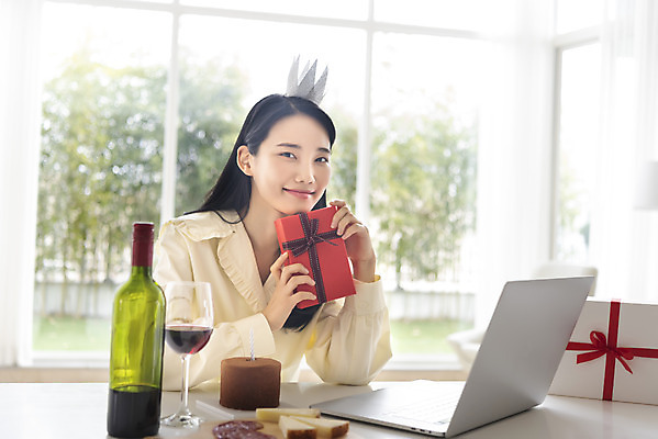 포토 JPG 주간 우먼라이프 응시 여자 와인잔 왕관 실내 한명 미소 들기 상반신 20대 성인 옆모습 선물상자 노트북 와인 한국인 생일파티 생일 와인병 초코케이크 생일상 화상통화 싱글라이프 성인여자한명만 코로나바이러스 온라인파티 국내포토 자연요소 1 라이프스타일 시선 기념일 뷰포인트 술잔 모션 병_용기 주류 표정 선물 사람 동양인 청년 내부 전자제품 상자 케이크 바이러스 통화 여자한명만 성인여자만 파일형식 언택트