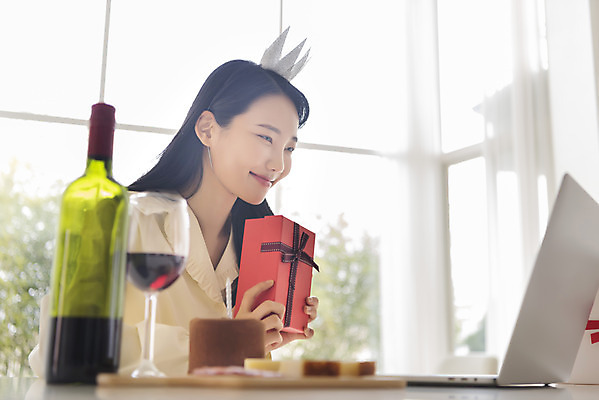 포토 JPG 주간 우먼라이프 응시 여자 와인잔 왕관 실내 한명 미소 들기 상반신 20대 성인 옆모습 아웃포커스 선물상자 노트북 와인 한국인 생일파티 생일 와인병 초코케이크 화상통화 싱글라이프 성인여자한명만 코로나바이러스 온라인파티 국내포토 자연요소 1 라이프스타일 시선 기념일 뷰포인트 술잔 모션 병_용기 주류 촬영기법 표정 선물 사람 동양인 청년 내부 전자제품 상자 케이크 바이러스 통화 여자한명만 성인여자만 파일형식 언택트