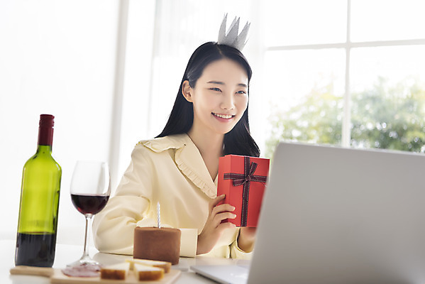 포토 JPG 주간 우먼라이프 응시 여자 와인잔 왕관 실내 한명 미소 들기 상반신 20대 성인 옆모습 선물상자 노트북 와인 한국인 생일파티 생일 와인병 초코케이크 화상통화 싱글라이프 성인여자한명만 코로나바이러스 온라인파티 국내포토 자연요소 1 라이프스타일 시선 기념일 뷰포인트 술잔 모션 병_용기 주류 표정 선물 사람 동양인 청년 내부 전자제품 상자 케이크 바이러스 통화 여자한명만 성인여자만 파일형식 언택트