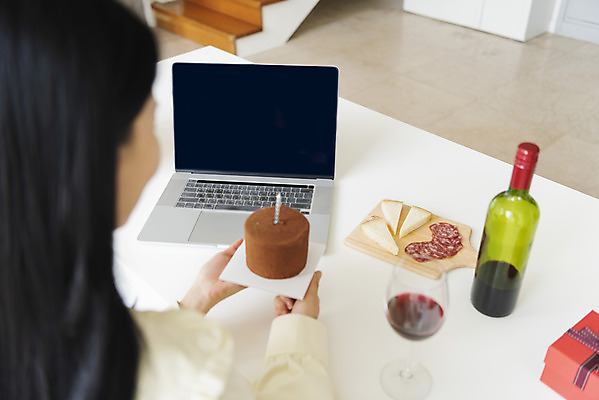 포토 JPG 주간 우먼라이프 여자 와인잔 치즈 실내 한명 들기 상반신 20대 성인 뒷모습 선물상자 노트북 와인 한국인 생일파티 생일 소프트포커스 와인병 초코케이크 생일상 하몽 화상통화 싱글라이프 성인여자한명만 코로나바이러스 온라인파티 국내포토 자연요소 1 라이프스타일 기념일 뷰포인트 술잔 모션 병_용기 유제품 주류 촬영기법 선물 사람 동양인 청년 내부 전자제품 상자 케이크 바이러스 햄 통화 여자한명만 성인여자만 파일형식 언택트