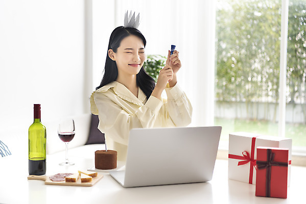 포토 JPG 주간 우먼라이프 여자 와인잔 왕관 폭죽 실내 선물 한명 들기 상반신 20대 성인 앞모습 선물상자 노트북 와인 한국인 생일파티 생일 찡그림 와인병 초코케이크 생일상 화상통화 싱글라이프 성인여자한명만 코로나바이러스 온라인파티 국내포토 자연요소 1 라이프스타일 기념일 뷰포인트 술잔 모션 병_용기 주류 표정 사람 동양인 청년 내부 전자제품 상자 케이크 바이러스 통화 여자한명만 성인여자만 파일형식 언택트