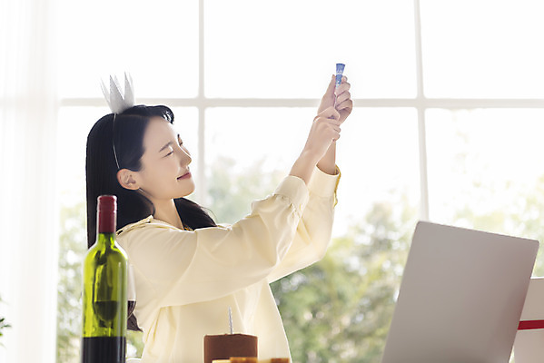 포토 JPG 주간 우먼라이프 여자 왕관 폭죽 실내 한명 들기 상반신 20대 성인 옆모습 아웃포커스 노트북 와인 한국인 생일파티 생일 찡그림 와인병 화상통화 싱글라이프 성인여자한명만 코로나바이러스 온라인파티 국내포토 자연요소 1 라이프스타일 기념일 뷰포인트 모션 병_용기 주류 촬영기법 표정 사람 동양인 청년 내부 전자제품 바이러스 통화 여자한명만 성인여자만 파일형식 언택트