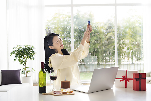 포토 JPG 주간 우먼라이프 여자 와인잔 왕관 폭죽 실내 한명 들기 상반신 20대 성인 옆모습 선물상자 노트북 와인 한국인 생일파티 생일 찡그림 와인병 초코케이크 화상통화 싱글라이프 성인여자한명만 코로나바이러스 온라인파티 국내포토 자연요소 1 라이프스타일 기념일 뷰포인트 술잔 모션 병_용기 주류 표정 선물 사람 동양인 청년 내부 전자제품 상자 케이크 바이러스 통화 여자한명만 성인여자만 파일형식 언택트