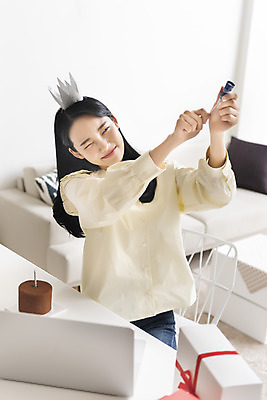 포토 JPG 주간 우먼라이프 여자 왕관 폭죽 실내 한명 들기 상반신 20대 성인 옆모습 선물상자 노트북 한국인 생일파티 생일 찡그림 초코케이크 화상통화 싱글라이프 성인여자한명만 코로나바이러스 온라인파티 국내포토 자연요소 1 라이프스타일 기념일 뷰포인트 모션 표정 선물 사람 동양인 청년 내부 전자제품 상자 케이크 바이러스 통화 여자한명만 성인여자만 파일형식 언택트