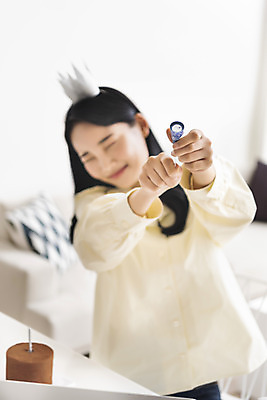 포토 JPG 주간 우먼라이프 여자 폭죽 실내 선물 한명 들기 상반신 20대 성인 앞모습 아웃포커스 한국인 생일파티 생일 찡그림 초코케이크 화상통화 싱글라이프 성인여자한명만 코로나바이러스 온라인파티 국내포토 자연요소 1 라이프스타일 기념일 뷰포인트 모션 촬영기법 표정 사람 동양인 청년 내부 케이크 바이러스 통화 여자한명만 성인여자만 파일형식 언택트