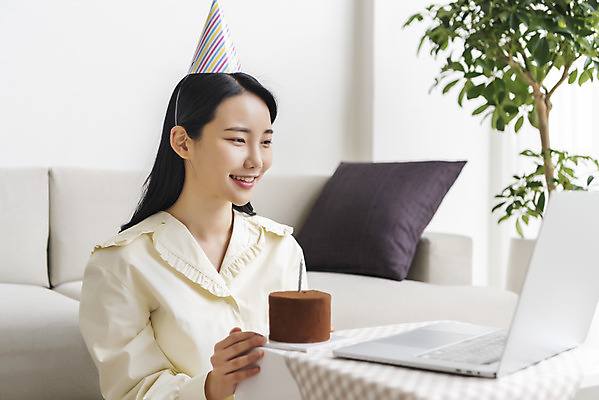 포토 JPG 주간 우먼라이프 응시 여자 탁자 실내 한명 미소 상반신 20대 성인 옆모습 노트북 소파 고깔모자 한국인 잡기 생일파티 생일 초코케이크 화상통화 싱글라이프 성인여자한명만 코로나바이러스 온라인파티 국내포토 자연요소 모자_잡화 1 라이프스타일 시선 기념일 뷰포인트 가구 의자 모션 표정 사람 동양인 청년 내부 전자제품 케이크 바이러스 통화 여자한명만 성인여자만 파일형식 언택트
