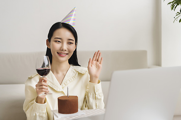 포토 JPG 주간 우먼라이프 응시 여자 와인잔 실내 한명 미소 들기 상반신 20대 성인 앞모습 노트북 와인 고깔모자 한국인 생일파티 생일 손인사 초코케이크 화상통화 싱글라이프 성인여자한명만 코로나바이러스 온라인파티 국내포토 자연요소 모자_잡화 1 라이프스타일 시선 기념일 뷰포인트 술잔 모션 주류 표정 사람 동양인 청년 내부 전자제품 케이크 인사 바이러스 통화 여자한명만 성인여자만 파일형식 언택트