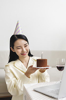 포토 JPG 주간 우먼라이프 응시 여자 와인잔 실내 한명 미소 들기 상반신 20대 성인 옆모습 노트북 와인 고깔모자 한국인 생일파티 생일 초코케이크 화상통화 싱글라이프 성인여자한명만 코로나바이러스 온라인파티 국내포토 자연요소 모자_잡화 1 라이프스타일 시선 기념일 뷰포인트 술잔 모션 주류 표정 사람 동양인 청년 내부 전자제품 케이크 바이러스 통화 여자한명만 성인여자만 파일형식 언택트