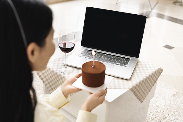 포토 JPG 주간 우먼라이프 여자 와인잔 탁자 실내 한명 들기 상반신 20대 성인 뒷모습 노트북 와인 한국인 생일파티 생일 소프트포커스 초코케이크 화상통화 싱글라이프 성인여자한명만 코로나바이러스 온라인파티 국내포토 자연요소 1 라이프스타일 기념일 뷰포인트 가구 술잔 모션 주류 촬영기법 사람 동양인 청년 내부 전자제품 케이크 바이러스 통화 여자한명만 성인여자만 파일형식 언택트