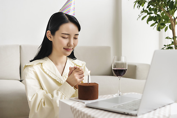 포토 JPG 주간 우먼라이프 응시 여자 와인잔 실내 한명 미소 상반신 20대 성인 옆모습 노트북 소파 와인 눈감음 고깔모자 한국인 생일파티 생일 손모으기 초코케이크 소원빌기 화상통화 싱글라이프 성인여자한명만 코로나바이러스 온라인파티 국내포토 자연요소 모자_잡화 1 라이프스타일 시선 기념일 뷰포인트 술잔 의자 모션 주류 표정 사람 동양인 손짓 청년 내부 전자제품 케이크 바이러스 통화 여자한명만 성인여자만 파일형식 언택트