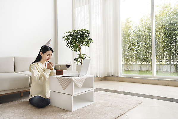 포토 JPG 주간 전신 우먼라이프 응시 여자 화분 창문 탁자 실내 한명 앉기 20대 성인 옆모습 노트북 소파 눈감음 고깔모자 한국인 생일파티 생일 손모으기 소원빌기 화상통화 싱글라이프 성인여자한명만 코로나바이러스 온라인파티 국내포토 자연요소 모자_잡화 1 라이프스타일 시선 기념일 뷰포인트 가구 의자 모션 사람 동양인 손짓 청년 내부 전자제품 바이러스 통화 여자한명만 성인여자만 파일형식 언택트