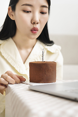 포토 JPG 주간 우먼라이프 여자 실내 한명 상반신 20대 성인 앞모습 와인 한국인 잡기 생일파티 생일 소프트포커스 불기 초코케이크 촛불끄기 화상통화 싱글라이프 성인여자한명만 코로나바이러스 온라인파티 국내포토 자연요소 1 라이프스타일 기념일 뷰포인트 모션 주류 촬영기법 사람 동양인 청년 내부 케이크 바이러스 통화 끄기 여자한명만 성인여자만 파일형식 언택트