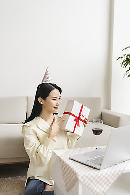 포토 JPG 주간 전신 우먼라이프 응시 여자 와인잔 탁자 실내 한명 미소 들기 20대 성인 옆모습 선물상자 노트북 와인 고깔모자 한국인 가리킴 생일파티 생일 화상통화 싱글라이프 성인여자한명만 코로나바이러스 온라인파티 국내포토 자연요소 모자_잡화 1 라이프스타일 시선 기념일 뷰포인트 가구 술잔 모션 주류 표정 선물 사람 동양인 손짓 청년 내부 전자제품 상자 바이러스 통화 여자한명만 성인여자만 파일형식 언택트