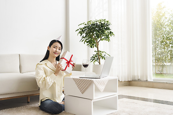 포토 JPG 주간 전신 우먼라이프 응시 여자 화분 와인잔 탁자 실내 한명 들기 앉기 20대 성인 옆모습 노트북 소파 와인 고깔모자 한국인 생일파티 생일 화상통화 싱글라이프 성인여자한명만 코로나바이러스 온라인파티 국내포토 자연요소 모자_잡화 1 라이프스타일 시선 기념일 뷰포인트 가구 술잔 의자 모션 주류 사람 동양인 청년 내부 전자제품 바이러스 통화 여자한명만 성인여자만 파일형식 언택트