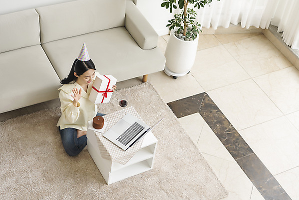 포토 JPG 주간 전신 우먼라이프 응시 여자 화분 탁자 실내 한명 들기 앉기 20대 성인 옆모습 노트북 소파 고깔모자 한국인 생일파티 생일 손인사 화상통화 싱글라이프 성인여자한명만 코로나바이러스 온라인파티 국내포토 자연요소 모자_잡화 1 라이프스타일 시선 기념일 뷰포인트 가구 의자 모션 사람 동양인 청년 내부 전자제품 인사 바이러스 통화 여자한명만 성인여자만 파일형식 언택트