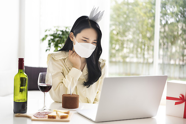 포토 JPG 주간 우먼라이프 응시 여자 와인잔 왕관 치즈 실내 마스크 한명 상반신 20대 성인 옆모습 노트북 와인 턱괴기 한국인 생일파티 생일 찡그림 와인병 초코케이크 생일상 하몽 화상통화 싱글라이프 성인여자한명만 코로나바이러스 온라인파티 국내포토 자연요소 1 라이프스타일 시선 기념일 뷰포인트 술잔 모션 병_용기 유제품 주류 표정 사람 동양인 청년 내부 전자제품 케이크 바이러스 햄 통화 여자한명만 성인여자만 파일형식 언택트