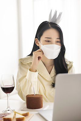 포토 JPG 주간 우먼라이프 응시 여자 와인잔 왕관 치즈 실내 마스크 한명 상반신 20대 성인 옆모습 노트북 와인 턱괴기 한국인 생일파티 생일 초코케이크 하몽 화상통화 싱글라이프 성인여자한명만 코로나바이러스 온라인파티 국내포토 자연요소 1 라이프스타일 시선 기념일 뷰포인트 술잔 모션 유제품 주류 사람 동양인 청년 내부 전자제품 케이크 바이러스 햄 통화 여자한명만 성인여자만 파일형식 언택트