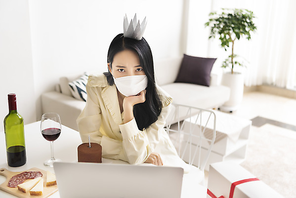 포토 JPG 주간 우먼라이프 응시 여자 와인잔 왕관 치즈 실내 선물 마스크 한명 상반신 20대 성인 앞모습 노트북 와인 턱괴기 한국인 생일파티 생일 와인병 초코케이크 생일상 하몽 화상통화 싱글라이프 성인여자한명만 코로나바이러스 온라인파티 국내포토 자연요소 1 라이프스타일 시선 기념일 뷰포인트 술잔 모션 병_용기 유제품 주류 사람 동양인 청년 내부 전자제품 케이크 바이러스 햄 통화 여자한명만 성인여자만 파일형식 언택트