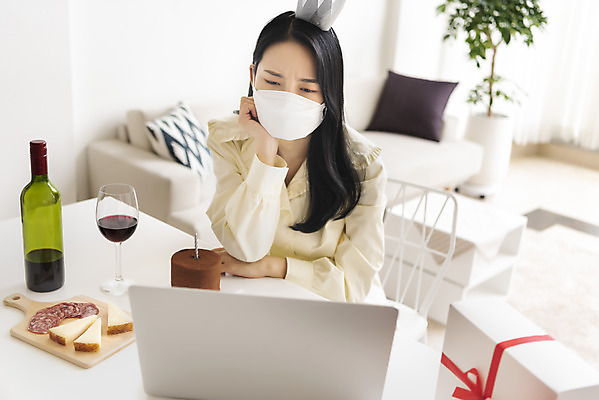 포토 JPG 주간 우먼라이프 응시 여자 와인잔 치즈 실내 선물 마스크 한명 상반신 20대 성인 앞모습 노트북 와인 턱괴기 한국인 생일파티 생일 찡그림 와인병 초코케이크 생일상 하몽 화상통화 싱글라이프 성인여자한명만 코로나바이러스 온라인파티 국내포토 자연요소 1 라이프스타일 시선 기념일 뷰포인트 술잔 모션 병_용기 유제품 주류 표정 사람 동양인 청년 내부 전자제품 케이크 바이러스 햄 통화 여자한명만 성인여자만 파일형식 언택트
