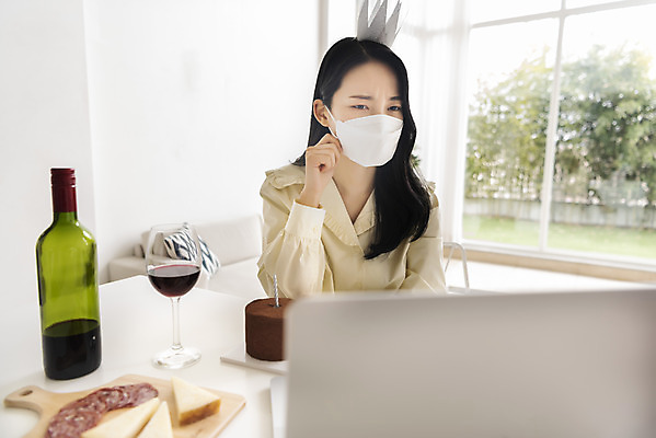 포토 JPG 주간 우먼라이프 응시 여자 와인잔 왕관 치즈 실내 선물 마스크 한명 상반신 20대 성인 옆모습 노트북 와인 한국인 잡기 생일파티 생일 찡그림 소프트포커스 와인병 초코케이크 생일상 하몽 화상통화 싱글라이프 성인여자한명만 불편함 코로나바이러스 온라인파티 국내포토 자연요소 1 라이프스타일 시선 기념일 뷰포인트 술잔 모션 병_용기 유제품 주류 촬영기법 표정 사람 동양인 청년 내부 전자제품 케이크 감각 바이러스 햄 통화 여자한명만 성인여자만 파일형식 언택트