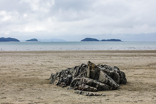 포토 JPG 주간 바다 섬 풍경 사람없음 야외 모래사장 바위 전라남도 영광군 국내포토 자연요소 돌_바위 전라도 파일형식