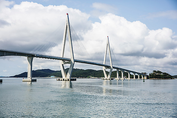 포토 JPG 주간 구름 바다 섬 하늘 풍경 사람없음 야외 전라남도 가교 영광군 국내포토 자연요소 건축물 전라도 파일형식