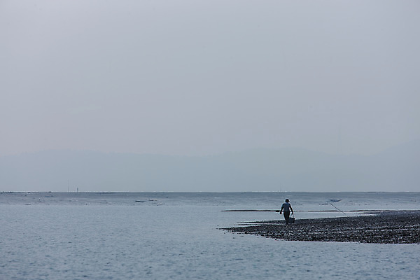 포토 JPG 주간 전신 실루엣 바다 한명 사람 풍경 야외 충청남도 갯벌 흐림 서산 서해 국내포토 자연요소 1 날씨 촬영기법 충청도 파일형식