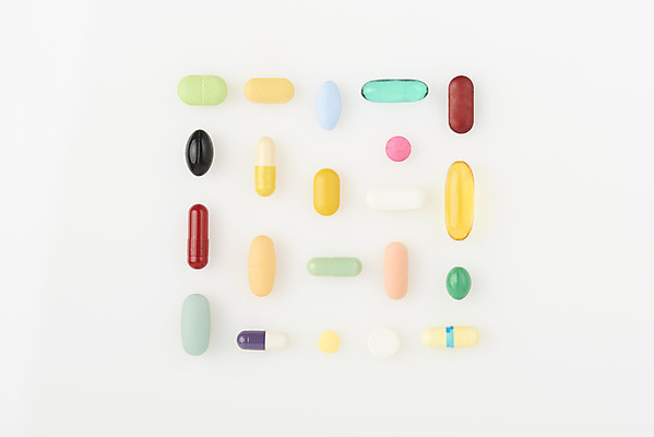 포토 JPG 스튜디오촬영 실내 사람없음 하이앵글 알약 건강관리 흰배경 일렬 건강보조식품 영양제 플랫레이 건강기능식품 국내포토 뷰포인트 백그라운드 건강 관리 내부 약 흰색 플랫 건강식품 파일형식