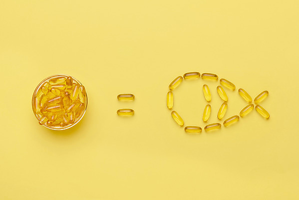 포토 JPG 스튜디오촬영 실내 사람없음 하이앵글 알약 건강관리 유리그릇 = 건강보조식품 노란배경 물고기모양 영양소 영양제 오메가 건강기능식품 국내포토 문양 그릇 기호 뷰포인트 백그라운드 유리 건강 관리 내부 약 노란색 건강식품 파일형식