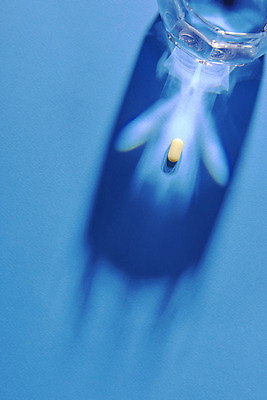 포토 JPG 스튜디오촬영 화살표 실내 그림자 사람없음 빛 하이앵글 알약 건강관리 물컵 파란배경 건강보조식품 영양제 건강기능식품 국내포토 뷰포인트 백그라운드 건강 관리 내부 컵 파란색 약 건강식품 파일형식