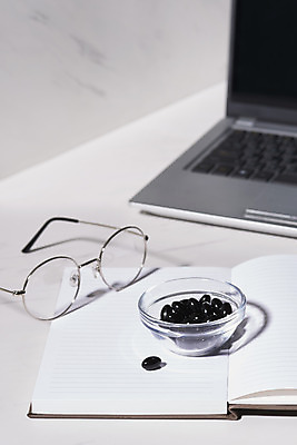 포토 JPG 스튜디오촬영 그릇 안경 실내 사람없음 아웃포커스 노트북 알약 건강관리 공책 흰배경 유리그릇 건강보조식품 영양제 건강기능식품 국내포토 식기 잡화 백그라운드 유리 문구용품 촬영기법 건강 관리 내부 전자제품 약 흰색 건강식품 파일형식