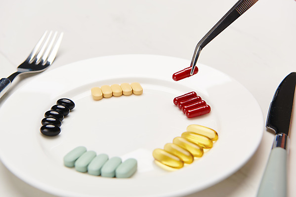 포토 JPG 스튜디오촬영 접시 포크 실내 들기 근접촬영 사람없음 알약 건강관리 나이프 흰배경 핀셋 건강보조식품 영양제 건강기능식품 국내포토 식기 뷰포인트 백그라운드 모션 건강 관리 내부 약 흰색 도구 칼 건강식품 파일형식