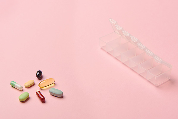 포토 JPG 스튜디오촬영 실내 사람없음 상자 알약 건강관리 건강보조식품 영양제 분홍색배경 건강기능식품 국내포토 분홍색 백그라운드 건강 관리 내부 약 건강식품 파일형식