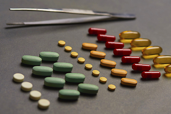 포토 JPG 스튜디오촬영 검은배경 실내 근접촬영 사람없음 아웃포커스 알약 건강관리 일렬 핀셋 건강보조식품 영양제 건강기능식품 국내포토 뷰포인트 백그라운드 촬영기법 건강 관리 내부 약 검은색 도구 건강식품 파일형식