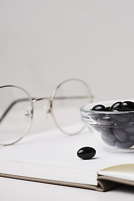 포토 JPG 스튜디오촬영 안경 회색배경 실내 근접촬영 사람없음 알약 건강관리 공책 유리그릇 건강보조식품 영양제 건강기능식품 국내포토 그릇 잡화 뷰포인트 백그라운드 유리 문구용품 건강 관리 내부 약 회색 건강식품 파일형식