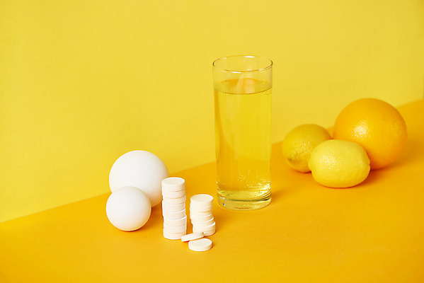 포토 JPG 스튜디오촬영 오렌지 과일 실내 사람없음 알약 건강관리 원형 레몬 물컵 건강보조식품 노란배경 비타민제 영양제 건강기능식품 국내포토 도형 백그라운드 건강 관리 내부 컵 약 노란색 건강식품 비타민 파일형식