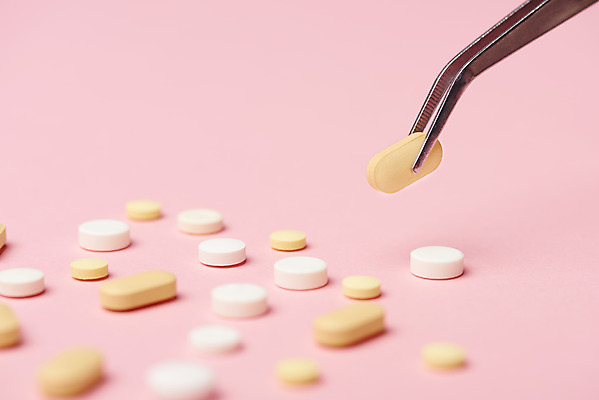 포토 JPG 스튜디오촬영 실내 들기 근접촬영 사람없음 알약 건강관리 소프트포커스 핀셋 건강보조식품 영양제 분홍색배경 건강기능식품 국내포토 뷰포인트 분홍색 백그라운드 모션 촬영기법 건강 관리 내부 약 도구 건강식품 파일형식