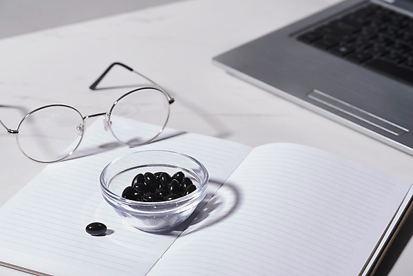 포토 JPG 스튜디오촬영 안경 실내 사람없음 노트북 알약 건강관리 공책 흰배경 유리그릇 건강보조식품 영양제 건강기능식품 국내포토 그릇 잡화 백그라운드 유리 문구용품 건강 관리 내부 전자제품 약 흰색 건강식품 파일형식