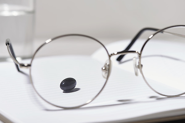 포토 JPG 스튜디오촬영 안경 잔 실내 근접촬영 사람없음 아웃포커스 알약 건강관리 공책 흰배경 건강보조식품 영양제 건강기능식품 국내포토 식기 잡화 뷰포인트 백그라운드 문구용품 촬영기법 건강 관리 내부 약 흰색 건강식품 파일형식