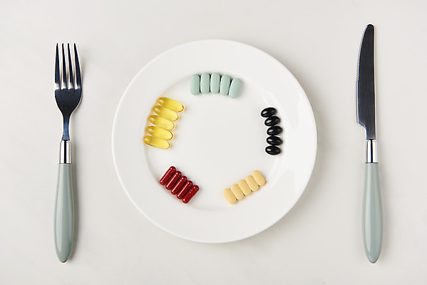 포토 JPG 스튜디오촬영 접시 포크 실내 사람없음 하이앵글 알약 건강관리 나이프 흰배경 건강보조식품 영양제 플랫레이 건강기능식품 국내포토 식기 뷰포인트 백그라운드 건강 관리 내부 약 흰색 플랫 칼 건강식품 파일형식