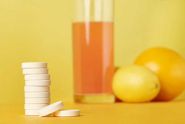 포토 JPG 스튜디오촬영 오렌지 잔 실내 근접촬영 사람없음 아웃포커스 알약 노란색 건강관리 오렌지주스 레몬 건강보조식품 노란배경 비타민제 영양소 영양제 건강기능식품 국내포토 식기 뷰포인트 컬러 백그라운드 과일 촬영기법 건강 관리 내부 약 과일주스 건강식품 비타민 파일형식