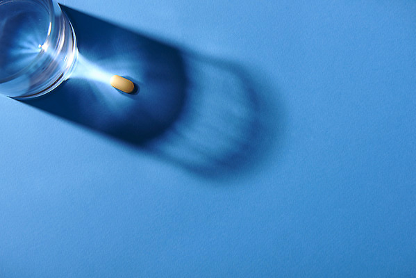 포토 JPG 스튜디오촬영 실내 그림자 사람없음 빛 하이앵글 알약 건강관리 물컵 파란배경 건강보조식품 영양제 플랫레이 건강기능식품 국내포토 뷰포인트 백그라운드 건강 관리 내부 컵 파란색 약 플랫 건강식품 파일형식