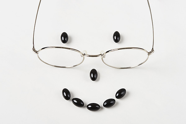 포토 JPG 스튜디오촬영 안경 실내 웃음 사람없음 하이앵글 알약 건강관리 흰색 흰배경 건강보조식품 영양제 건강기능식품 국내포토 잡화 뷰포인트 컬러 백그라운드 표정 건강 관리 내부 약 건강식품 파일형식