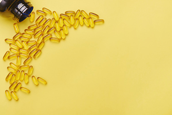 포토 JPG 스튜디오촬영 프레임 실내 사람없음 하이앵글 알약 건강관리 약병 쏟아짐 건강보조식품 노란배경 영양소 영양제 오메가 건강기능식품 국내포토 뷰포인트 백그라운드 모션 건강 관리 내부 약 노란색 건강식품 병_담는 파일형식