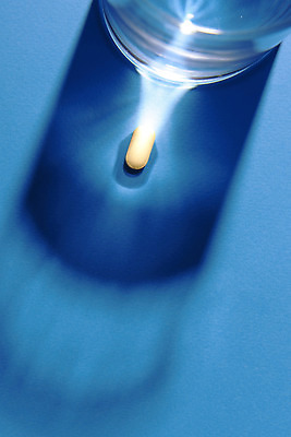 포토 JPG 스튜디오촬영 실내 그림자 사람없음 빛 하이앵글 알약 건강관리 물컵 파란배경 건강보조식품 영양제 건강기능식품 국내포토 뷰포인트 백그라운드 건강 관리 내부 컵 파란색 약 건강식품 파일형식