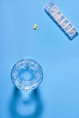 포토 JPG 스튜디오촬영 실내 그림자 사람없음 상자 하이앵글 알약 건강관리 물컵 파란배경 건강보조식품 영양제 건강기능식품 국내포토 뷰포인트 백그라운드 건강 관리 내부 컵 파란색 약 건강식품 파일형식