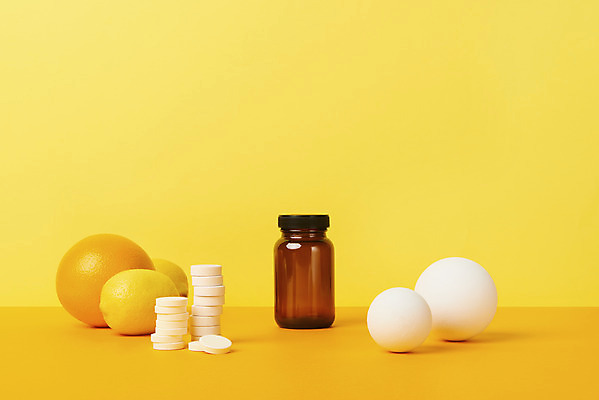 포토 JPG 스튜디오촬영 오렌지 실내 사람없음 알약 건강관리 원형 약병 레몬 건강보조식품 노란배경 비타민제 영양제 건강기능식품 국내포토 도형 백그라운드 과일 건강 관리 내부 약 노란색 건강식품 비타민 병_담는 파일형식