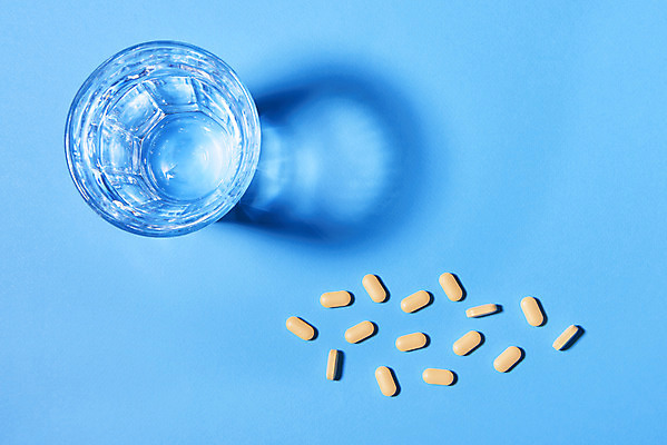 포토 JPG 스튜디오촬영 실내 그림자 사람없음 하이앵글 알약 건강관리 물컵 파란배경 건강보조식품 영양제 건강기능식품 국내포토 뷰포인트 백그라운드 건강 관리 내부 컵 파란색 약 건강식품 파일형식