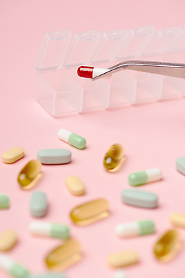 포토 JPG 스튜디오촬영 분홍색 실내 들기 사람없음 상자 알약 건강관리 소프트포커스 핀셋 건강보조식품 영양제 건강기능식품 국내포토 컬러 모션 촬영기법 건강 관리 내부 약 도구 건강식품 파일형식